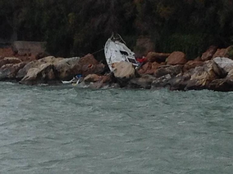 Εφιαλτικό βράδυ στην Βουλιαγμένη! «Τσάκισαν» ιστιοπλοϊκά τα κύματα